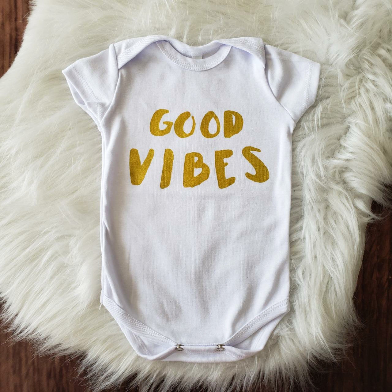 Body curto good vibes dourado