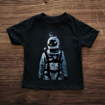 camiseta curta preta astronauta