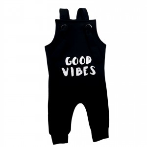 Jardineira Saruel Preto Good Vibes