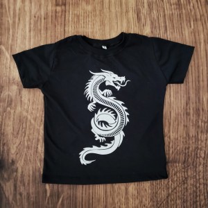 Camiseta preta infantil dragão branco
